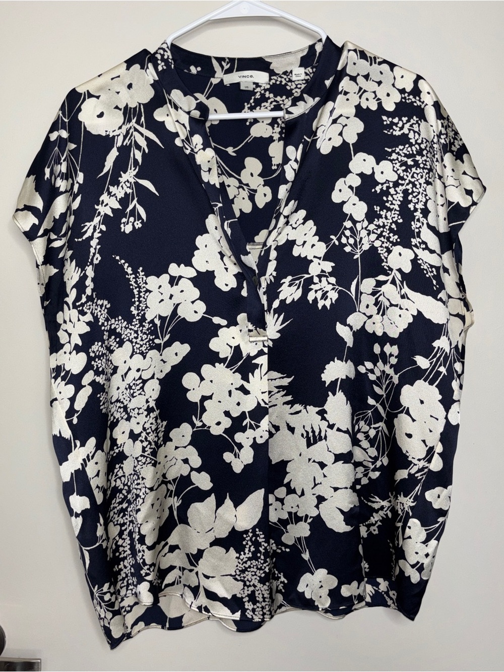 Vince Navy and White 100% Silk Floral V-Neck Cap Sleeve Blouse